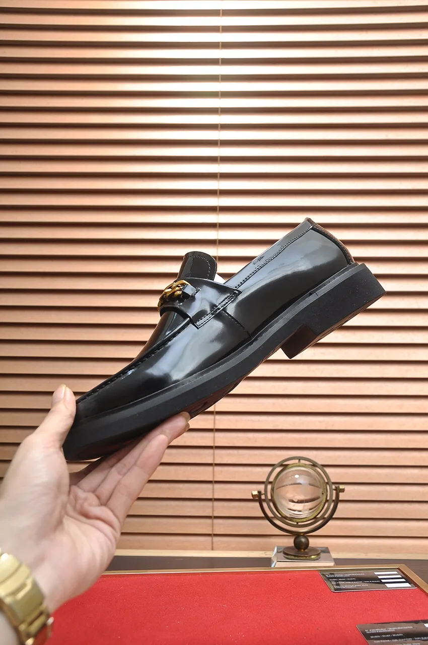 Men's shoes💰540💶Italy's top luxury men's shoe giant (GUCCI) (Gucci) (full cowhide lining) new arrival🍃Original European style🔰 Pleasant to the eye😍In order to make the shoes more durable and non-deformable🌀The production continues to follow traditional methods but there is still no lack of innovation💪Choose original sheepskin for the leather♻️ Smooth and natural And extra bright ⭐Made of imported cowhide, the first choice of rich people 38-45 (45 customized)